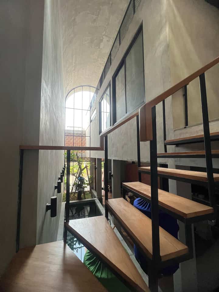 Kami menyebut tangga ini TANGGA KIPAS. Karena bentuknya yang seperti kipas. Ini jadi connector rumah kami sampai ke lantai 3. Tempat ini juga menjdi spot “memandang” keluar lewat jendela arch rumah kami, sambil menikmati suasana kolam. 
Semoga menginspirasi

#InspirasiRumah #TropicalHouse #RumahTropis #IndonesianHomes #InspirasiTangga #StairIdeas 