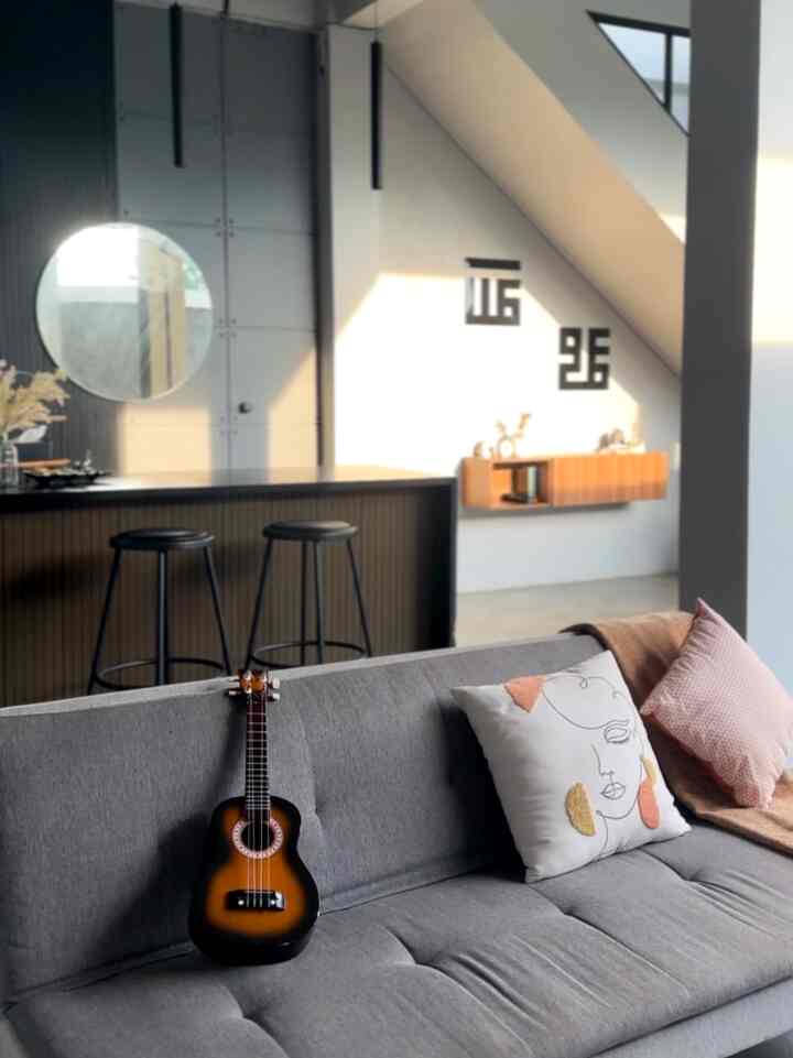 Industrial Living Room
Sengaja dibuat outdoor biar suasananya seperti di cafe-cafe nyaman banget sambil dengerin musik dan suara air dari kolam ikan😍

#industrialhome
#livingroom
#outdoorlivingroom