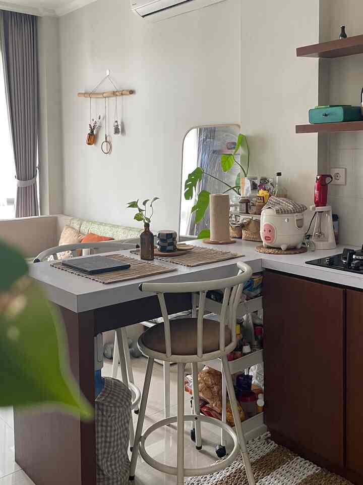 Dining room - with its space that is integrated with the kitchen plus a little arrangement of placemates, etc., it makes the dining room aesthetic and comfortable for sitting for a long time while chatting.

#diningroomstyling #diningroomstyling #kitchen #diningroomideas #diningdecor #inspirasiruangmakan