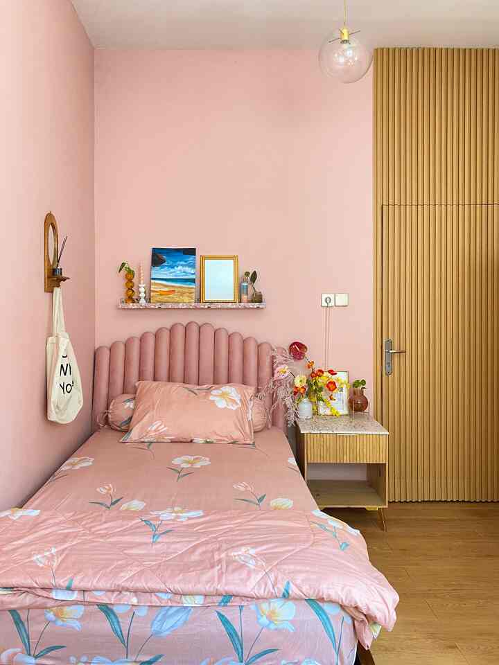 Pink bedroom for mature women why not?!?

Pink rooms are often identified by school-aged children. So when they grow up they are often embarrassed to wear pink. Even though you can use pink bedroom decorations for adults!

Yep, using warm and calmer peach pink paint gives a more mature & elegant impression. Combined with a matching colored headboard arranged in a curved shape, as well as a pink bedcover with a simple floral motif.

In order to create color balance in the room, you can combine other materials and colors as accents. For example, here I combined it with white paint and a terrazzo table top. Apart from that, for materials, I combined it with natural hemlock color for the floor and gold accents in the decoration.

So the room is still pink, but it doesn't make you feel uncomfortable, right? Haha.

#pinkroom #bedroom #inspirasikamartidur #kamartidur #bekasi #artdecocontemporary #pinkdecoration