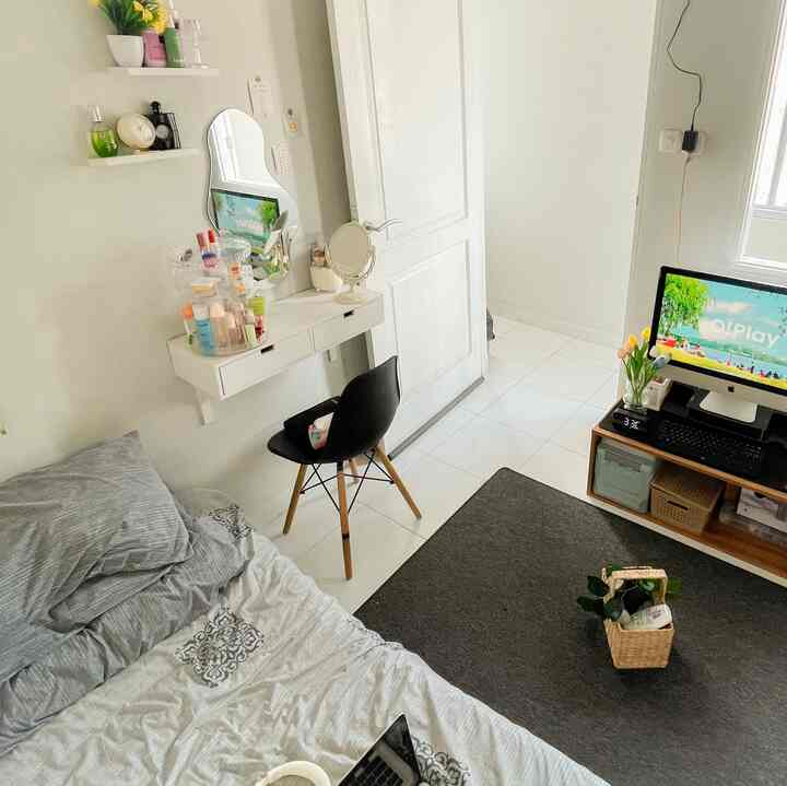 Sedikit cerita tentang kamar tidur mungil ini. Jadi dikamar ini ada beberapa spot yang bisa kufungsikan selain untuk tidur, yaitu ada spot meja rias untuk aku meletakkan printilan make up dan skincare kemudian juga ada komputer untuk hiburan sepanjang hari atau sekedar memutar playlist kesukaan, serta 2 lemari pakaian aku dan pasangan yang tentunya untuk menyimpan pakaian. Dengan ukuran kamar 3x3 ini semua kuusahakan agar tertata dan tetap rapi, kuusahakan agar setiap spot dapat difungsikan secara baik dan tepat agar tidak sempit dan pengap. Tapi untungnya kamar ini mempunyai 2 jendela yang lngsung menghadap ke langit jadi untuk sirkulasi cahaya dan udara sangat amat aman. Aku masih menerapkan konsep minimalis dan japandi pada kamar tidur mungil ini. Mungkin belum semua perintilannya terkesan dengan style tersebut tapi setidknya dengan ada meja kayu dan drawer meja rias berwarna putih masih memberikan sentuhan japandi. Oh iya, untuk dinding mungkin masih polos tapi akan aku kutambahkan walldekor seperti lukisan atau beberapa ambalan nantinya. Semoga menginspirasi sahabat O!House🩵🩵 

#StylingKamarTidur
#KamarTidurStyling
#InspirasiKamarTidur
#JapandiStyle
#KamarMungil
#Kontrakkan4Petak
#syllhome