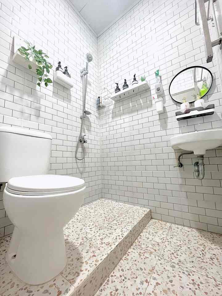 Kamar mandi mungil di rumah kami berukuran 1,5 x 1,5 m. Kami menggunakan lantai keramik terazzo berukuran 50 x 50 cm dan keramik dinding mulia keramik berwarna putih. 

Kami menggunakan shower agar tidak menggunakan bak mandi karena menghemat space yang ada. Kami juga meletak kan wastafel dan cermin. 

Semoga menginspirasi🥰

#KamarMandi
#ToiletStyle
#inspirasikamarmandi
#ToiletMungil
#kamarmandisimple
#BathroomStyling