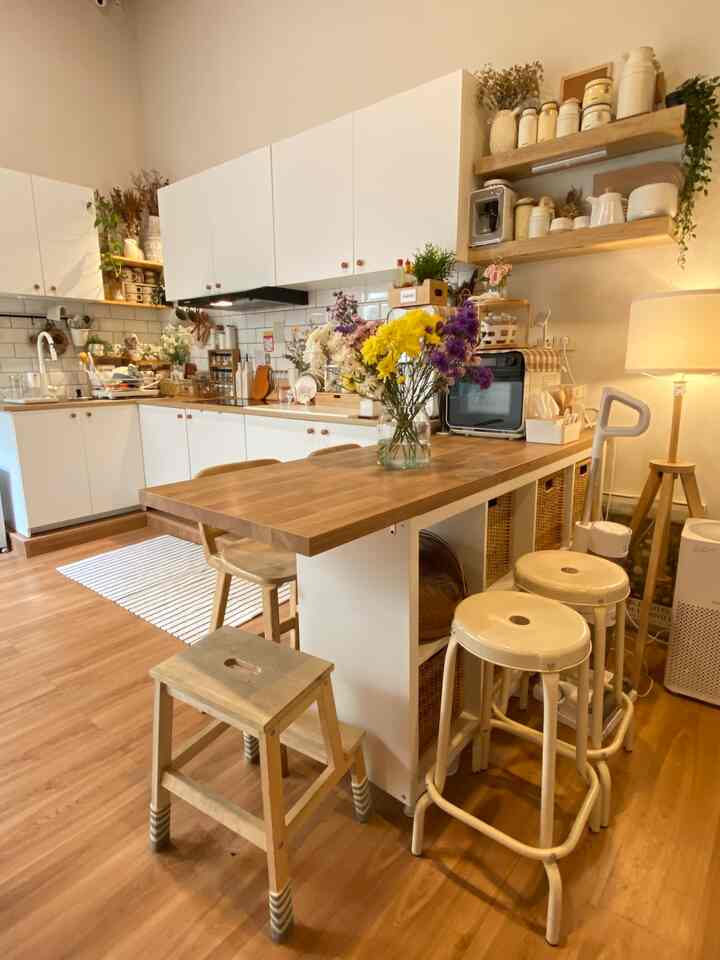 Dining room antara dapur dan ruang tv simply karena kami suka makan sambil nonton tv. Meja makan yg dipake tiap hari jadi bukan pajangan aja.

Meja makan ini juga DIY dari rak Kallax lalu dikasih top table ikea serta dikasih kaki meja. Agar kolongnya bisa dibersihin✨

#StylingRuangMakan 
#DiningRoomStyling
#InspirasiRuangMakan #kylehome #mejamakan #diykallax 