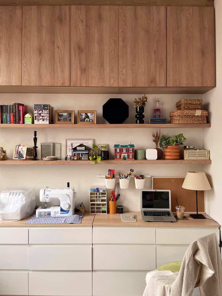 ⭐️Working Space⭐️

Ini adalah ruang kerja ku. Selain dapur, aku paling banyak menghabiskan waktu disini. Disini juga tempat aku mengerjakan hobbyku seperti merajut, menjahit, dan kerajinan tangan lainnya. Karena ini ruang kreatif jadi lumayan banyak barang berserakan juga. Ruangan ini belum sempurna karena yang rapih baru satu sisi saja, semoga kedepannya bisa share seluruh bagian ruangan ya😄.
_
#homeOffice
#WorkingSpace
#CraftRooom
#ModernMinimalist
#HomeDecorInspo
#RoomDecorInspo
#dirumahpojok
