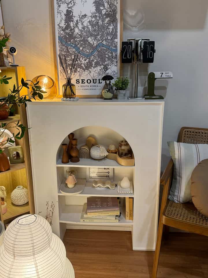 The TV room has the most decorative prints. #kylehome #temabebas #perapiankorea #koreanhome #lampshade #rotan