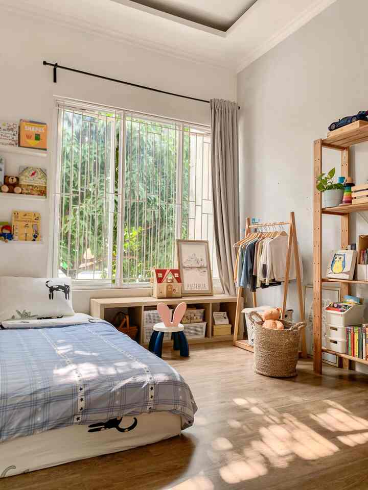 Scandinavian interior • warm tones kids bedroom

Salah satu ruangan prioritas dalam rumah saya yang kami design sematang mungkin dengan budget seadanya untuk anak-anak. Kamar sekaligus ruangan untuk bermain, belajar, dan me time nya mama haha.. but most favorite is “sunshine in the morning” 
Have a nice day..

#bedroomstyling
#rumahcluster
#kamaranak
#kidsbedroommakeover
#scandinavian 