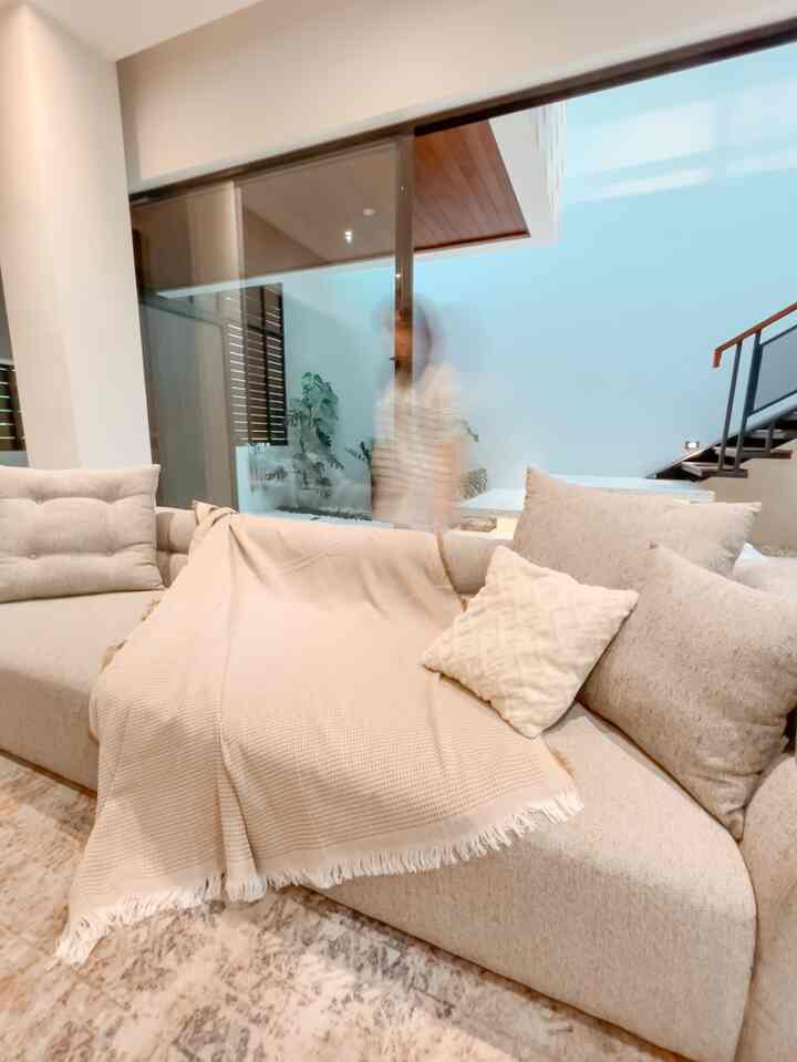 ✨Saturday Afternoon ✨

Disini aku pakai sofa panjang ukuran 3,3 meter. Kenapa ga pilih L shape, karena malah bisa membuat ruangan lebih sempit. 

Suka banget sofa model ini dari vinoti living. kamu bisa request fabric dan shape nya juga ya. 

#livingroomideas #homeidea #homestyling #tropicalmodern #japandi #iderumah