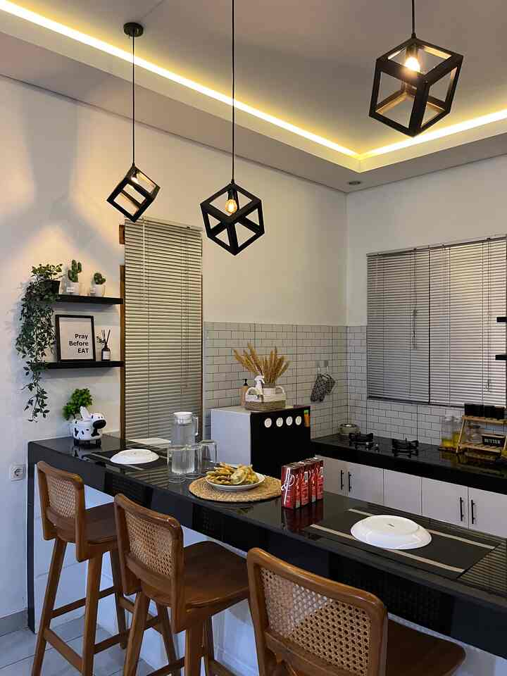 Hai ketemu lagi dengan dining room segaris di  Bumi Gerrd. Sebetulnya tidak ada dining room khusus d rumah ini, kami hanya memfungsikan pembatas dapur dan ruangan lain sebagai mini bar ala-ala. Kami tambahkan dekorasi lampu gantung agar lebih cantik. Ini adalah suasana ketika menjelang buka puasa. Seperti biasa gorengan adalah pilihan menu takjil kami hehe. 

#BumiGerrd #StylingRuangMakan #DiningRoomStyling #InspirasiRuangMakan #DekorasiRuangMakan #RuangMakanLowBudget
