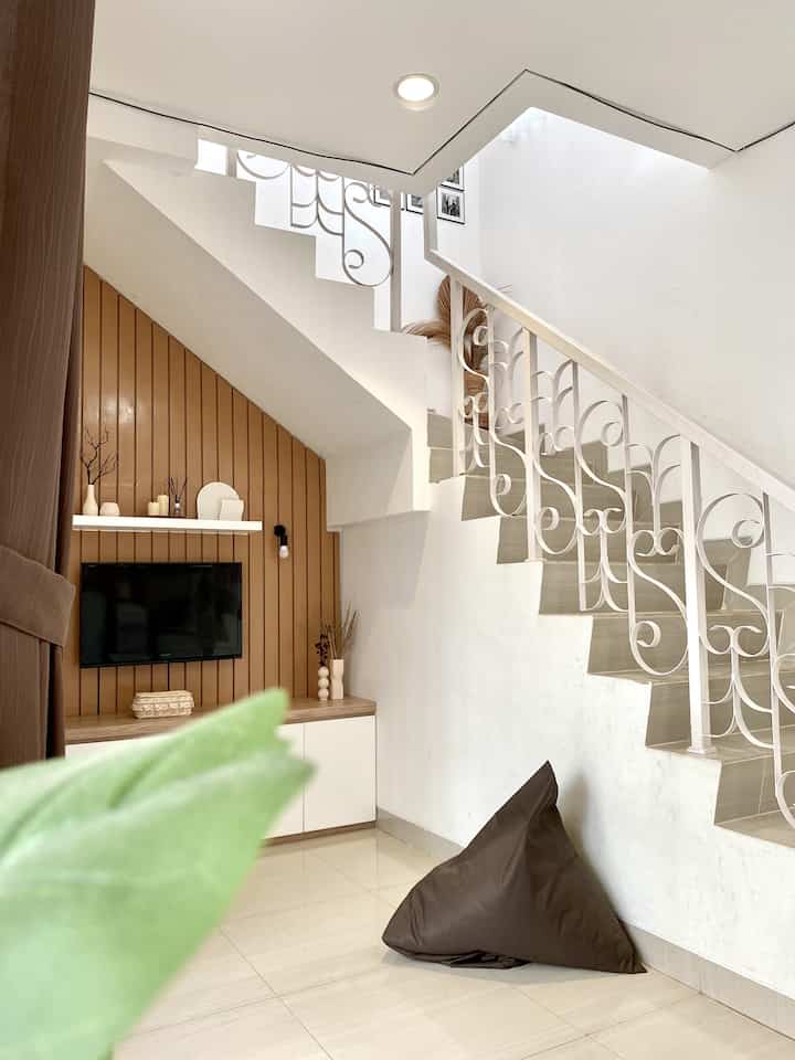 Ruang Multifungsi

Jadi space di rumahku ini emang bener bener terbatas, di lantai bawah ini, selain ada space untuk dapur, ada juga space untuk living room. Sebetulnya living room ini multifungsi, dimana biasa kami pakai untuk berkumpul, bersantai, nonton tv, sampai makan.
Untuk saat ini kami sengaja tidak menambahkan sofa di ruang ini, tujuannya agar ruangan tetap terasa lapang.

#StylingRuangKeluarga
#LivingRoomStyling
#InspirasiRuangKeluarga
#RumahCluster
#RumahDeveloper
#Bekasi