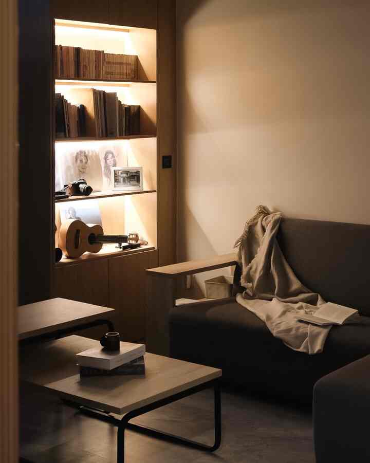 Gloomy saturday in Ofuro House🌧️
Udah 4 hari belakangan ini cuacanya mendung dari pagi, kadang hujan sampe malam. Kalau cuaca kaya gini enak bgt baca buku di living room, pake selimut, nyalain scented candle, plus cuma pake ambience light hihi.
Di living room juga kita pertahankan konsep ‘clean’, ga banyak dekorasi mengingat spacenya yg terbatas, jadi secara keseluruhan sebenernya kita lebih suka pake dekorasi kecil yg fleksibel bisa dipindah2 dan ditaruh sesuai keinginan❤️
#livingroom #livingroomdecor #japandi #gloomyday #vibesmalam