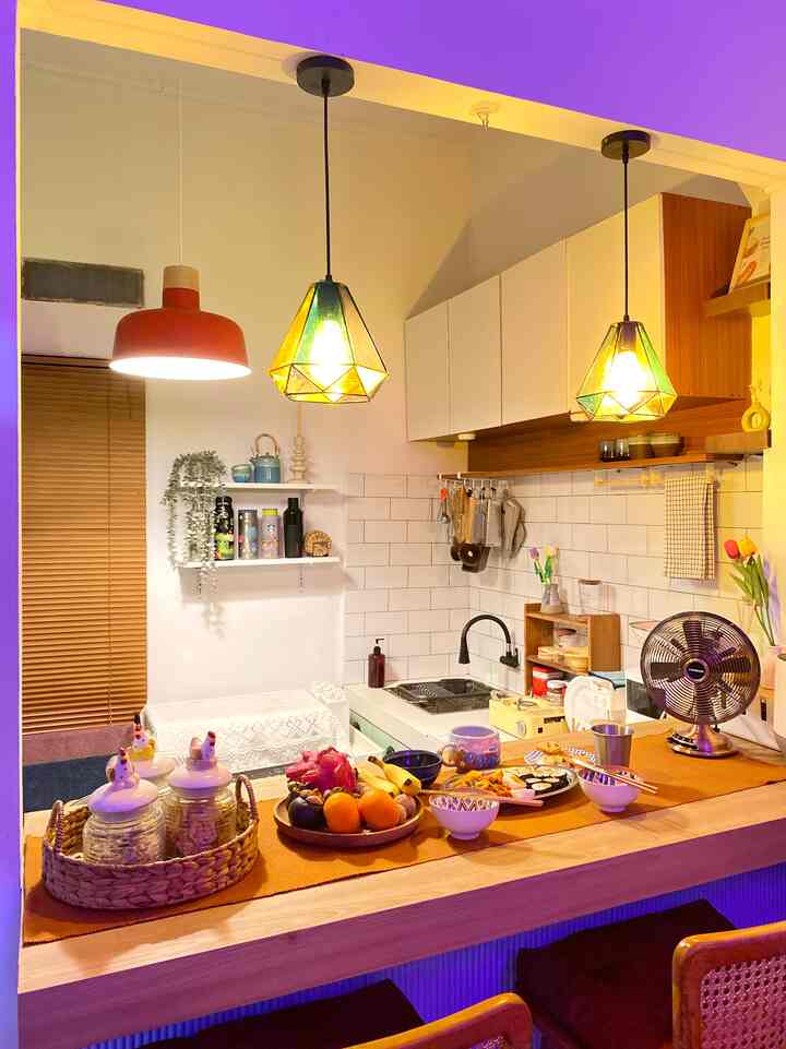 Marhaban Ya Ramadhan 🌜🕌

Happy iftar para tetangga online. Alhamdulillah, tak terasa sudah hampir seminggu menjalani ibadah puasa ✨

Ini suasana dinning room pada rumah kami yang berwujud mini bar dari hasil membobok dinding penyekat, menyatukan area dapur dengan ruang tamu 🍃

Kala Ramadan, dinning room menjadi space paling favorit kami, tempat untuk berbuka dan sahur bersama. Apa pun makanannya, yang terpenting adalah suasana kebersamaannya di momen spesial ini 💫

Ohya, suasana buka puasa dan sahur terasa hangat dan nyaman berkat pencahayaan warm light dari lampu filamen, selain itu kami menggunakan berbagai ornamen dekorasi bernuansa kayu ala Japandi 💡

Pada momen spesial ini, kami juga menggunakan berbagai perlatan makan yang beraneka ragam dan unik, tak hanya satu tema saja, tapi menggabungkan artisan ceramic, pottery mug, hingga Korean-Japanese style 🍽️

#StylingRuangMakan #DiningRoomStyling #InspirasiRuangMakan #japandi #rumahdeveloper #depok #rumahmungil #45m2

