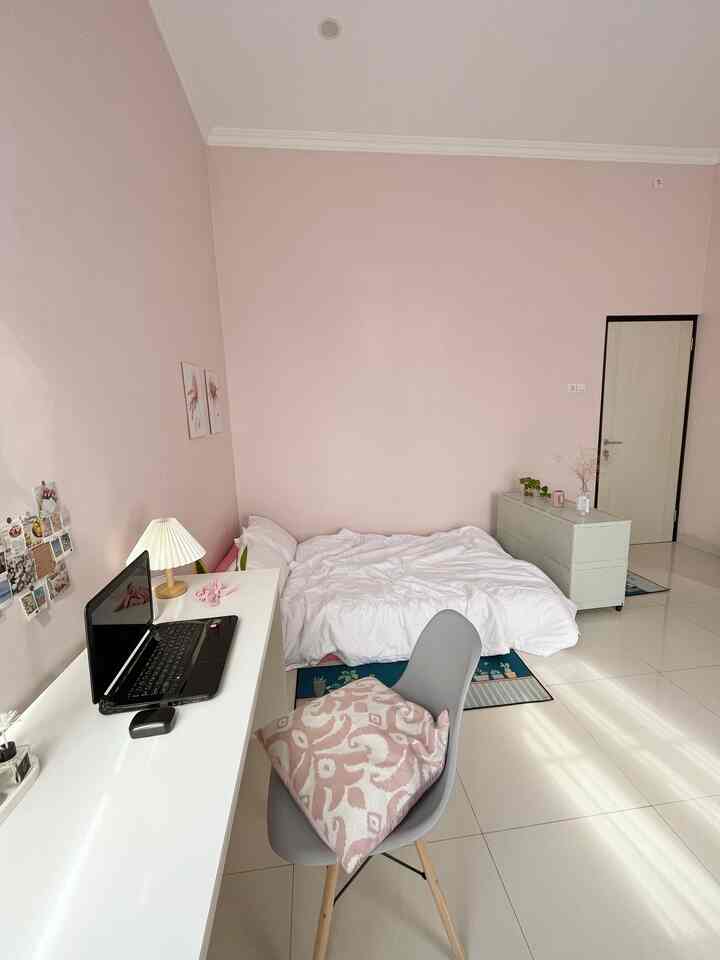 Kamar Tidur Pink 🩷👚🌷

Kamar tidur pink ini di gunakan sebagai ruang kerja dan kamar untuk tamu.👩🏻‍🎨🙆‍♀️
Kasur busa di tumpuk menjadi 2 dan jika ada tamu bisa di jajarkan.
Untuk dekorasi kamar ini, saya menyesuaikan dengan tema pink..🩷
Seperti pemilihan wall decor yang ada unsur pink nya

Untuk bedcover menggunakan bedcover twotone 2 warna putih dan pink jadi tinggal bolak balik untuk menyesuaikan mood nya🛋️



#InspirasiKamarTidur #KamarTidurPink #DekorasiKamarTidur #BedroomDecor #BedroomDecorating #BedroomIdeas
