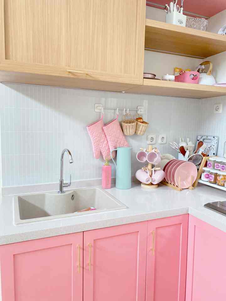 Sudut dapur lainnya yang kusuka adalah bagian westafel 🥹 Westafel Zehn Granit Sand ini bikin Dapur Pinky Mama jadi makin cantik 💕

#StylingDapur #IdeDekorDapur #DapurPinkIdeas #dapurminimalis #DecorationKitchen #KitchenStylingIdeas #HomedecorIdeas