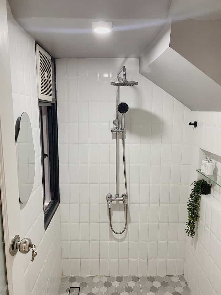 Hi we're back! 😘
Ini powder room (tapi ada showernya 😂) yang posisinya di bawah tangga. Karena posisi nyempil ini, harus putar otak untuk tetap memberi kenyamanan ruang. Intinya, biar ga kerasa sumpek. Total luasan area cuma 1,5x1,5m.

Jujurly, lantai 1 rencana awalnya open space, losss semua. Tapi apa daya kami yang mikirin ortu ini. Kasian kalo mereka main ke rumah, harus bolak balik naik tangga. Jadi kami mengalah dengan membuat 1 KT dan 1 KM. Powdering bisa dilakukan di wastafel depan.

Juga maafkan interiornya yang biasa aja dan minimalis ini. Ini ruang taktis, harus se-efisien mungkin pikir kami. Eits, tapi ada beberapa tips agar ruang seperti ini tidak pengap dan gelap. Semoga bermanfaat. Slide semua fotonya ya!

Mandi aahh~ 🧼🚿💧

#powderroom
#kamarmandi
#bawahtangga
#inspo
#japandi
#japaninterior