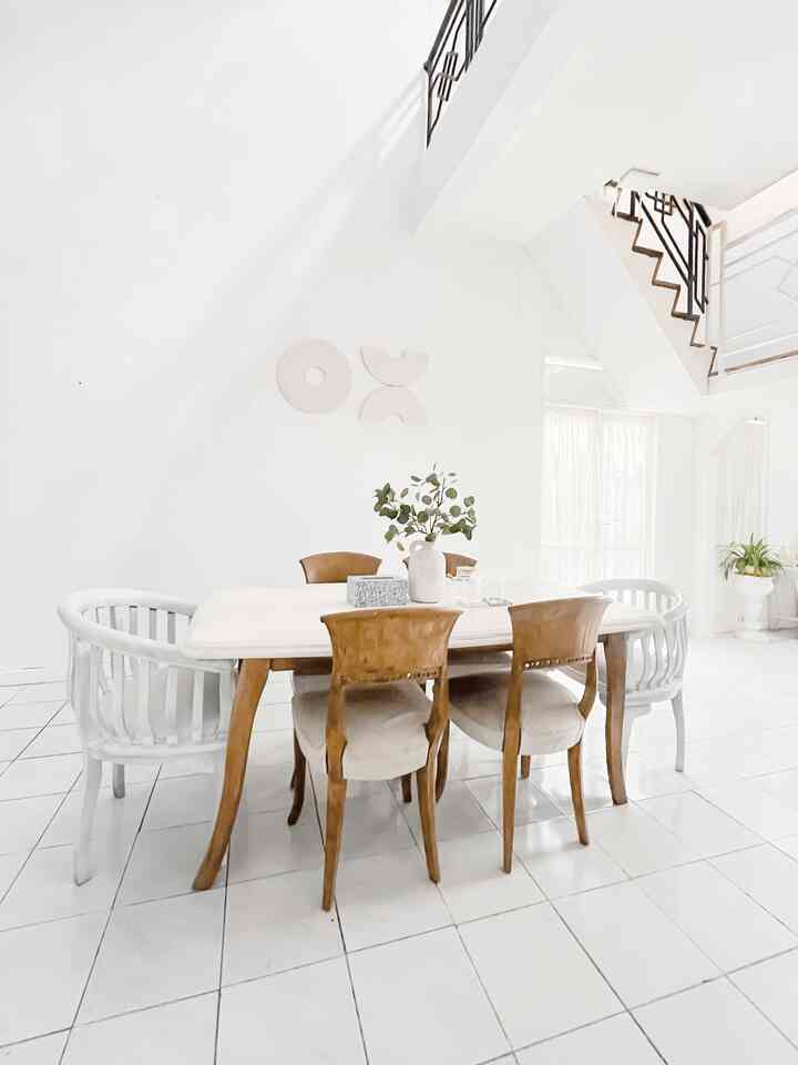 Ramadhan kali ini nuansa di dapur sedikit berbeda, karena hadirnya dua kursi yang dimakeover. Dua kursi yang sebelumnya patah, jadi saya memutuskan memakai kursi lama yang direpaint putih karena sebelumnya warna kayunya coklat kemerahan. Sedikit dekorasi di meja dan menyiapkan teko juga gelas aesthetic untuk berbuka 🤍

#StylingRuangMakan
#DiningRoomStyling
#InspirasiRuangMakan
#RumahLama
#Japandi
#DecorLowBudget
#HomeDecorativeItem