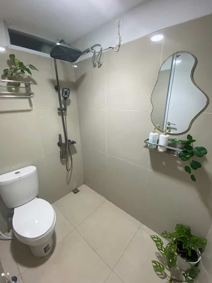 Ini adalah kamar mandi di lantai satu rumah kami. Kamar mandi ini kira-kira berukuran 1,8 x 1,5m persegi. Kamar mandi minimalis ini terletak di bawah tangga dekat dengan kamar tamu. Jadi bisa dibilang ini adalah kamar mandi tamu. 

#Inspirasikamarmandi
#stylingkamarmandi
#kamarmandiminimalis
#rumahdeveloper 
#cimahi
#bandung
#minimalis 