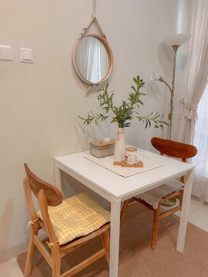 Ruang makan ini sangat minimalis dengan menggunakan meja uk.75x75cm kurang lebih muat digunakan 4orang tetapi hanya menggunakan 2kursi karena memang space ruangan ini tidak terlalu besar jadi lebih memilih 2kursi cukup. Terkadang menggunakan kursi tambahan (pakai stool).

Semoga menginspirasi, selamat berpuasa bagi yang menjalankannya. 🙏🏻

#StylingRuangMakan 
#DiningRoomStyling
#InspirasiRuangMakan
#ideruangmakan
#minimalis 
#RumahInspirasi
#HomeDesign