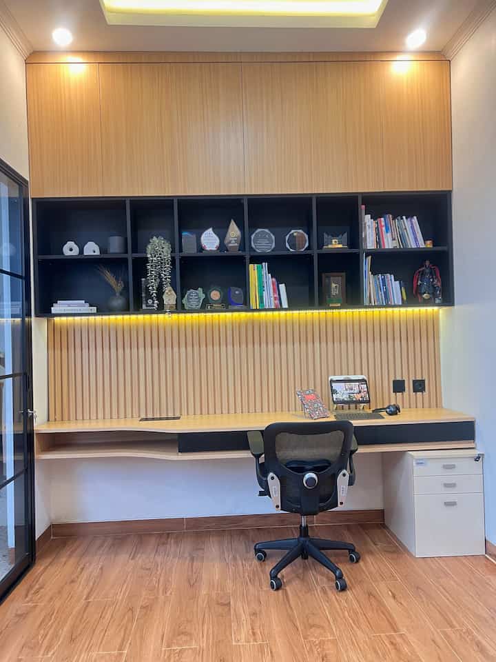 Home office ini memiliki design yang mix Japandi industrial. Sentuhan japandi dengan lantai bermotif kayu dan kisi - kisi dari bahan plywood lapis hpl motif kayu.

Sedangkan untuk bagian rak atas, kita berikan  cat duco hitam agar kesan industrialnya terlihat. 

#homeoffice
#ruangkerja
#designhomeoffice
#designruangkerja
#rumahcluster
#rumahbekasi
#workspace
#dekorasiruangan



