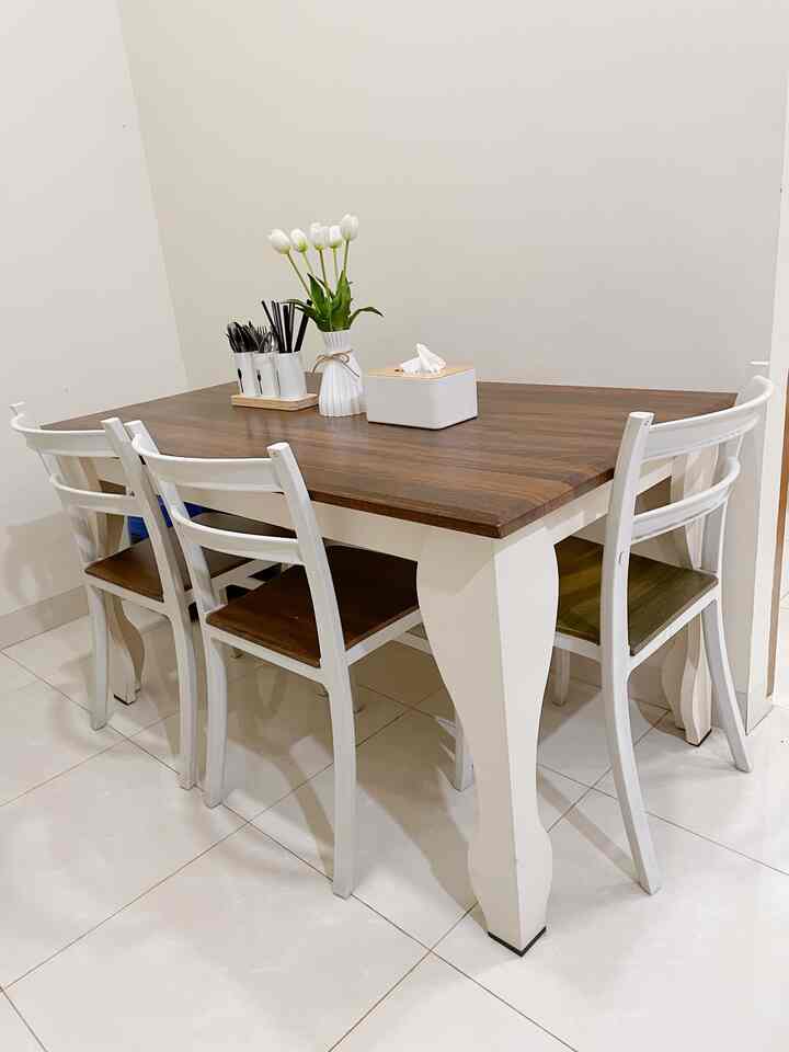 Namanya rumah tumbuh, jadi ngedekornya pun bertahap.
Untuk menambah semaraknya bulan Ramadhan sengaja menambahkan bunga di meja supaya lebih menarik 🥰

#stylingmejamakan #diningroomstyling #inspirasiruangmakan #minimalist #rumahdeveloper #bekasi #decorlowbudget