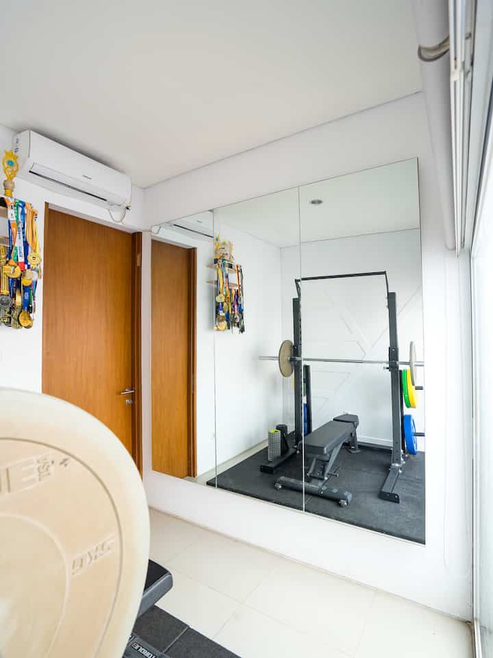 Transforming sweat into strength, one rep at a time in our personal sanctuary – the ultimate fitness room.

#fitnessroom
#homegym
#minimalist
#scandinavian
#rumahcluster
#jaktim
#livewithkids #petparent
#nordichome
#theabchaven