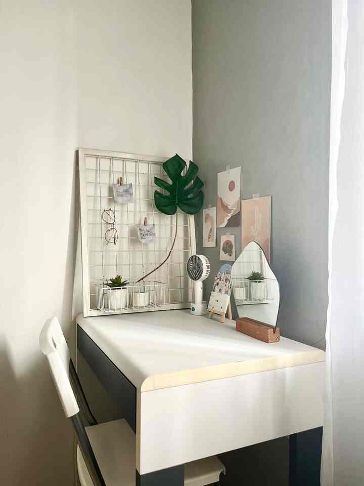 Sudut favoritku 🫶🏻
Biar ga bosen, aku suka dekor ulang atau sekedar geser geserin pajangan. Btw ada penghuni baru nih, kalender ghibli yang gemes banget ✨
#homeoffice
#deskdecor
#minimalist
#roomideas
#roomdecor
#roomideas
#decorlowbudget