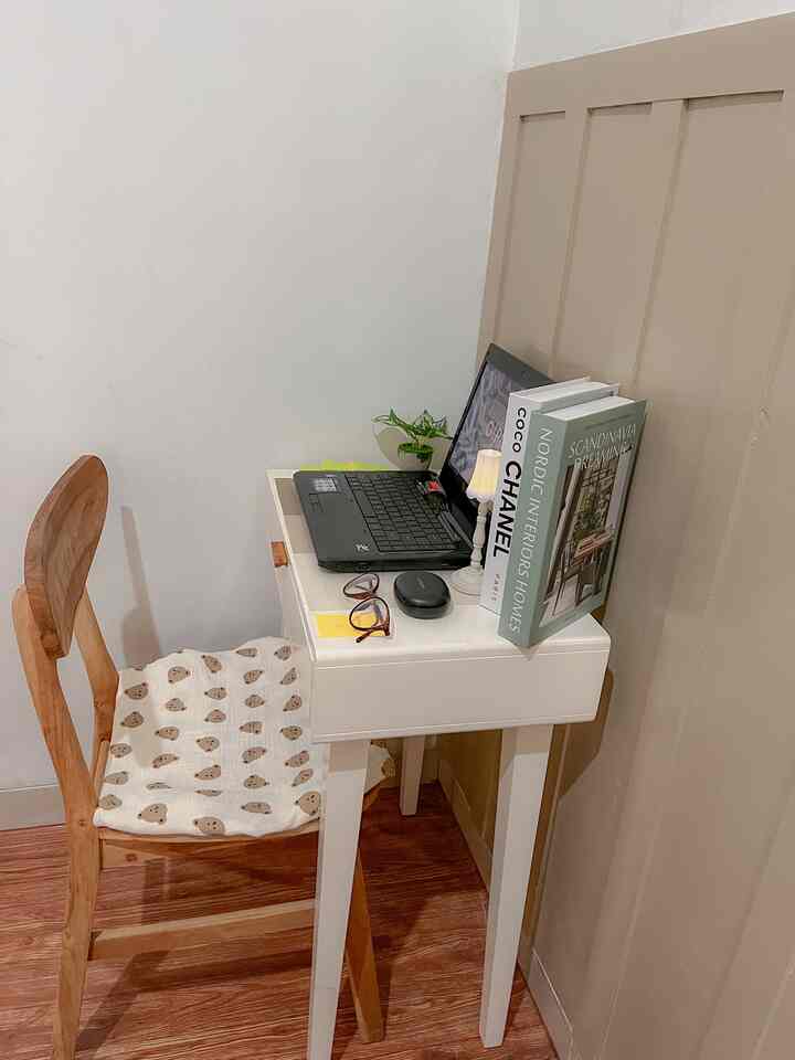 Pojok ini adalah pojok manis minimalis yang dijadikan ruang kerja, dengan menggunakan meja yang serba mini didekor simple dan penuh cinta. Sering kali juga dijadikan tempat untuk me time sambil nonton atau pun membaca buku. Bisa juga disebut ruang kerja yang masih alakadarnya. Have a nice day :-)

Semoga menginspirasi 🙏🏻
#ruangkerja #MejaKerjaMinimalis #RuangMultifungsi #PojokanRumah #PojokanManisAlakadarnya #InspirasiRuangKerja #IdeRumahMinimalis