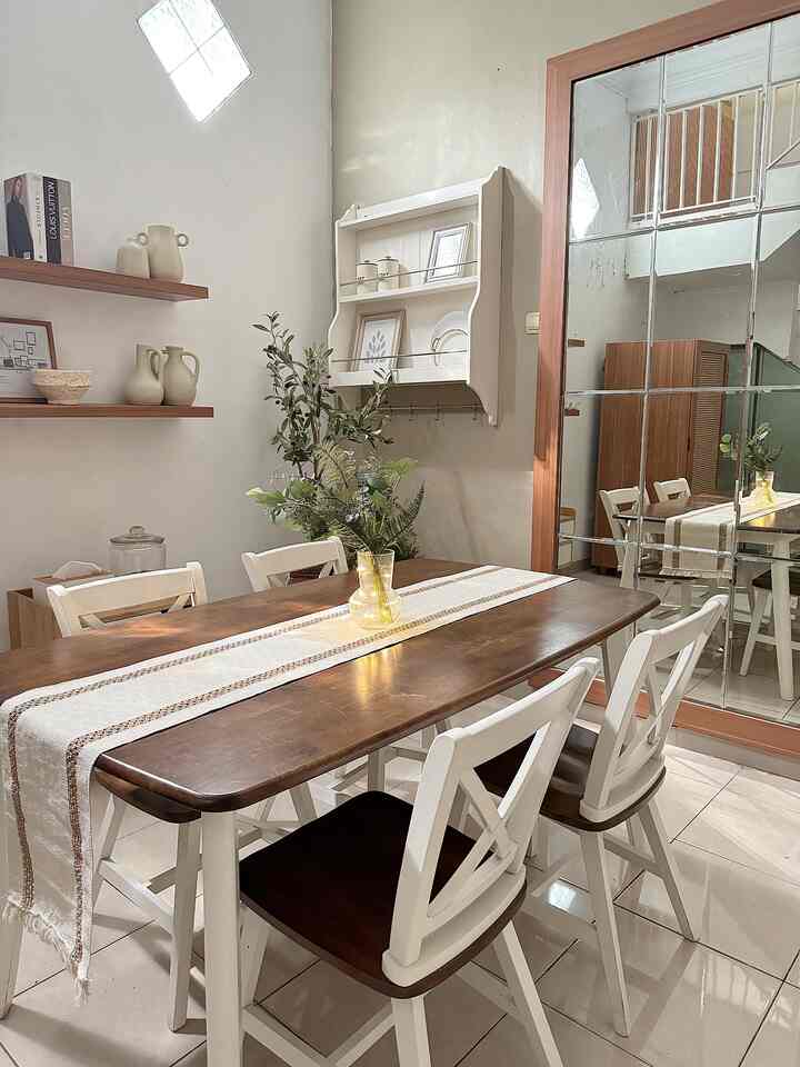 Selamat siang semuanya...

Untuk ruang makan masih ini-ini saja, modal geser-geser dikit jadi ada pemandangan baru...



#dinningroomStyling #designdapur #designruangmakan
#ruangmakan #stylingRuangMakan
#inspirasiRuangMakan
