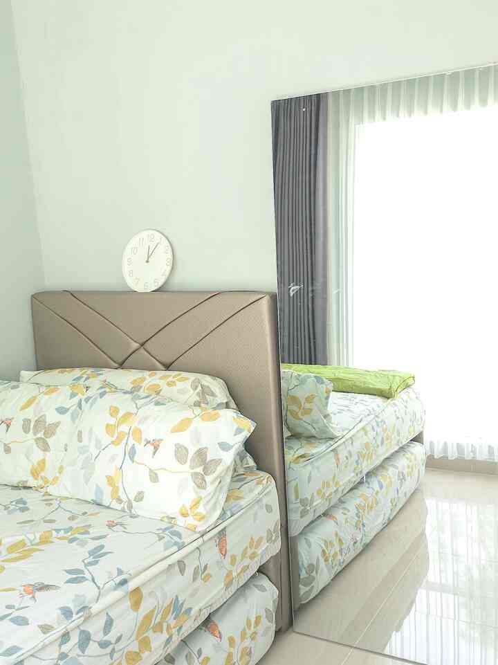 Didalam rumah kami, ada satu kamar tidur yang ukurannya tidak cukup luas. Selain sebagai kamar tidur, kamar ini juga merangkap fungsinya sebagai tempat bekerja khusus saat WFH. Salah satu trik untuk mengakali dua fungsi dalam keterbatasan luas ruangan ini adalah dengan memasang meja kerja yang bisa dilipat saat tidak digunakan. Selain itu kursi kerjanya juga memiliki konsep yang sama sehingga mudah saat disimpan. Sehingga tidak ada istilah sumpek dan tidak merusak estetika serta kenyamanan sebuah  kamar tidur. #KamarSerbaguna #MultiFunctionRoom #FoldableWorkingDesk #MejaKerjaLipat #KamarMultiFungsi #kamartiduranak #kamartidursingle