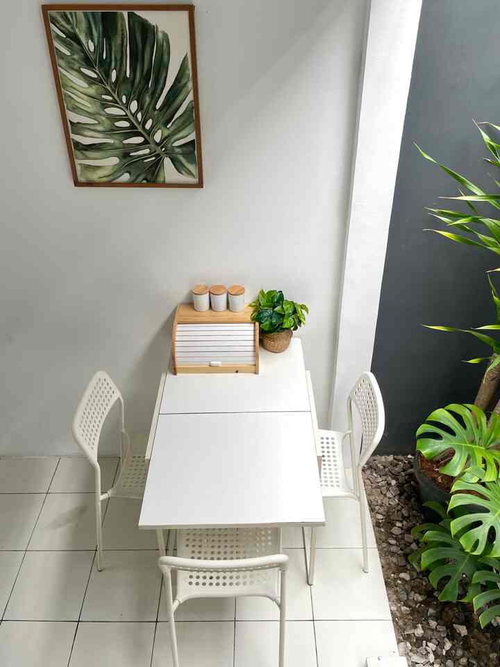 Caraku styling dinning room dengan seminimal mungkin penggunaan perabot karena menyesuaikan space rumah kami yang mungil, untuk itu dengan styling seperti ini akan menambah kesan ruangan lebih luas dan tetap nyaman dilihat. 
Penambahan tanaman di area void ujung rumah tujuannya ingin memberikan  kesan dinning room ini menyatu dengan alam sehingga suasana makan bersama keluarga bisa lebih menyenangkan. 



#stylingruangmakan
#dinningroomstyling
#inspirasiruangmakan 
#ruangmakanminimalis
#minimalisdinningroom 
#rumahminimalis
#dinningroomitem 
#perabotanruangmakan