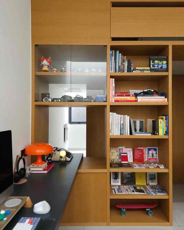 Di masa kini, bekerja dari rumah menjadi rutinitas sehari-hari kami. Jadi selain nyaman, ruang kerja kami pun menjadi sumber inspirasi dari seluruh karya kami ☺️

#IssetHouse #Ruangkerja #HomeOffice #Minimalist #BSD #RakBuku #MejaKerja