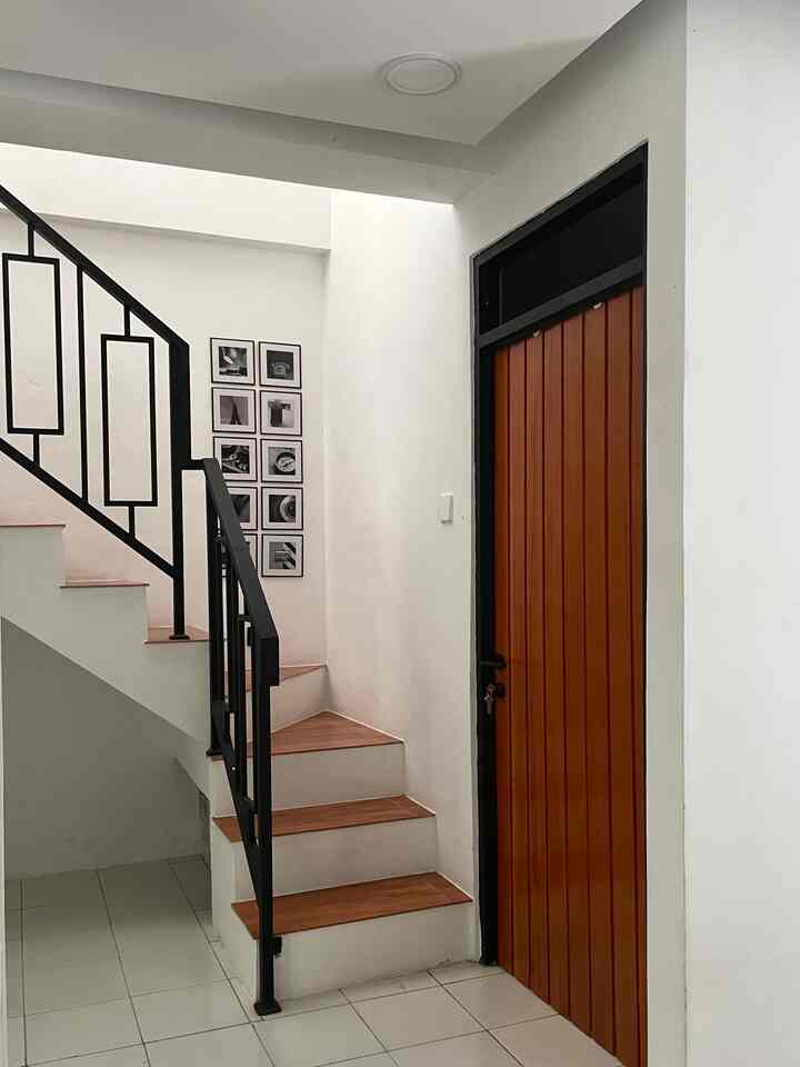 Area tangga ini kami design dengan pemilihan material anak tangga disesuaikan dengan warna pintu dirumah ini agar senada dan lebih menyatu konsepnya. Pemilihan wall decor pun kami sesuaikan warnanya dengan railing tangga berwarna hitam agar menjadi kontras dengan warna putih dan wood di area tangga ini. 
Rencana kedepannya dibawah tangga ini akan kami tambahkan lemari/cabinet agar space bawah tangga ini dapat difungsikan untuk penyimpanan. 
Ikuti terus yaa postingan berikutnya semoga terinspirasi. 

#designtangga
#tanggaminimalis
#stairsidea
#rumahminimalis
#stairsinspiration