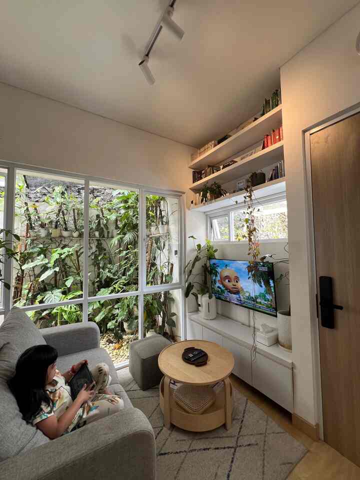 Adanya sumber pencahayaan memadai di living room menciptakan ruang yang hangat dan nyaman. Cahaya alami yang masuk ke rumah juga bermanfaat bagi tanaman-tanaman indoor agar kebutuhan sinar mataharinya tercukupi.
#StylingRuangKeluarga #LivingRoomStyling #livingroom #naturallight #BookStyling
