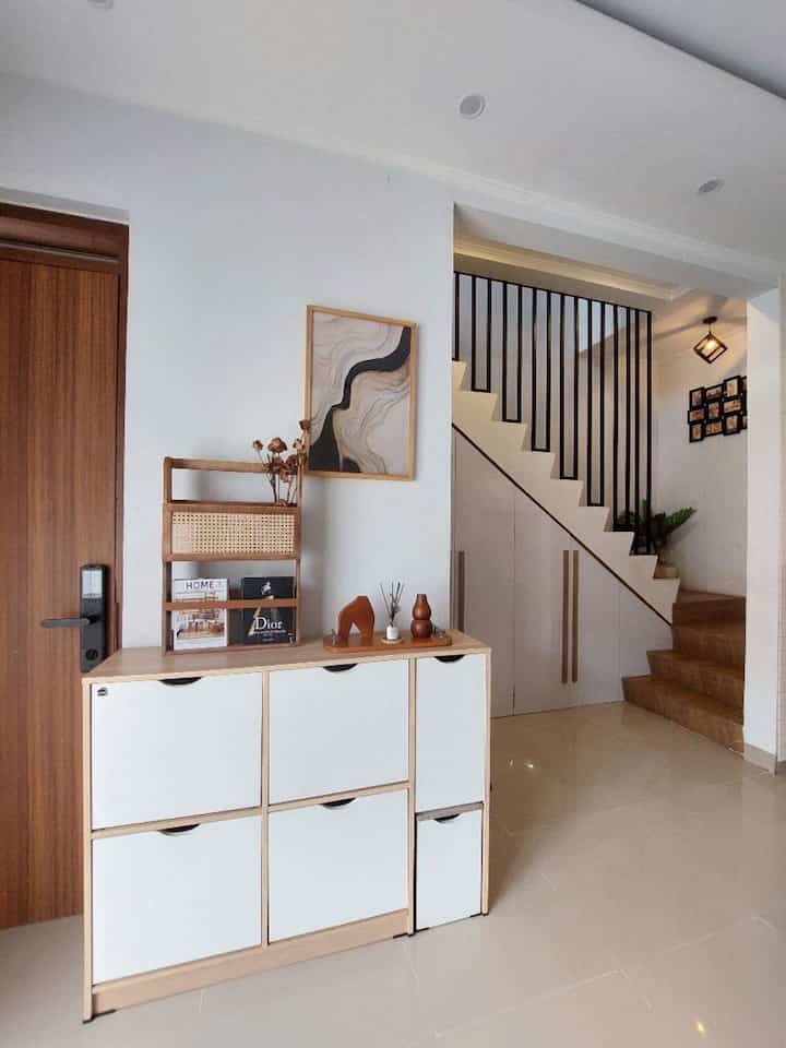 Memanfaatkan area kosong di samping pintu utama. 
Sempet bingung untuk dekorasi area ini. 
Sampe akhirnya nemu rak sepatu yg ukurannya pas banget & cocok jg jd dekorasi di rumah. 
Jd ini penampakan dekorasi ya skrg.
Semoga menginspirasi 😍

#dekorasirumah #livingroom  #scandinavian #scandinavianstyle #inspirasifoyer 