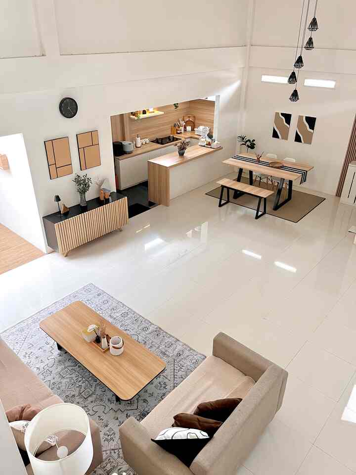 Living room dilihat dari lantai 2. Kelihatan lega banget kalau dari atas, area dengan tone warna yang serasi dengan perpaduan hitam, katu dan putih. 

#LivingRoom #RuangKeluarga #LivingRoomIdeas #LivingArea #Openspace