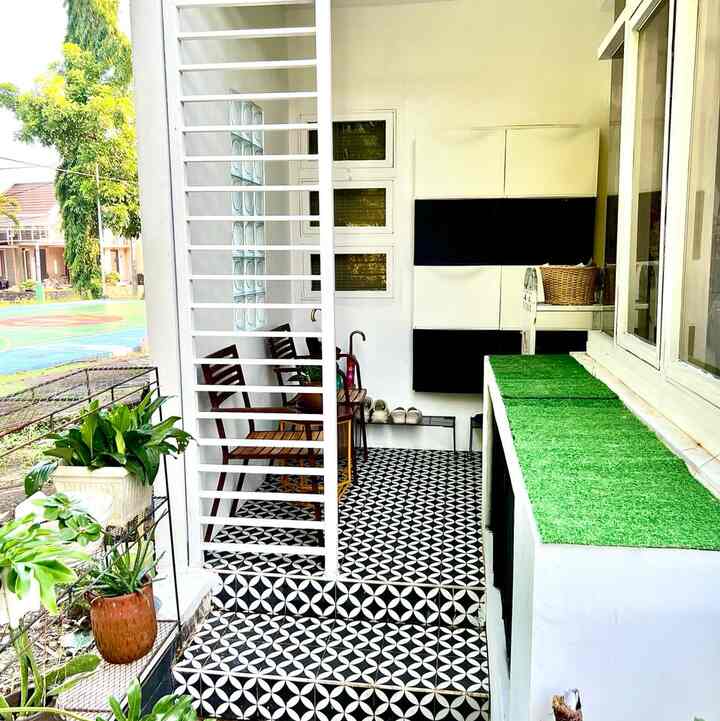 yuuk cerita tentang outdoor storage dirumah kami …
# #
untuk outdoor storage ada 2 buah yg letaknya di teras samping
yg pertama : build in dari beton dengan menggunakan pintu bahan prefoated (memanfaatkan ex pintu kabinet dapur lama kami) . isinya berupa hardware sisa bahan bangunan yg mungkin akan kepakai lagi , seperti sisa cat, keramik, besi2, alat pertukangan dan jg container kucing.

yang kedua : storage sepatu sepatu , menggunakan beberapa storage yg nempel didinding dengan ukurqn yg slim serta pwmilihan warna menyesuaikan lantai teras samping , sehingga sekilas tdk terlihat seperti storage .

#storage
#penyimpanan
#penyimpanoutdoor
#tempatsepatu
#shoesstorage
#terasaamping
#Terasrumah 