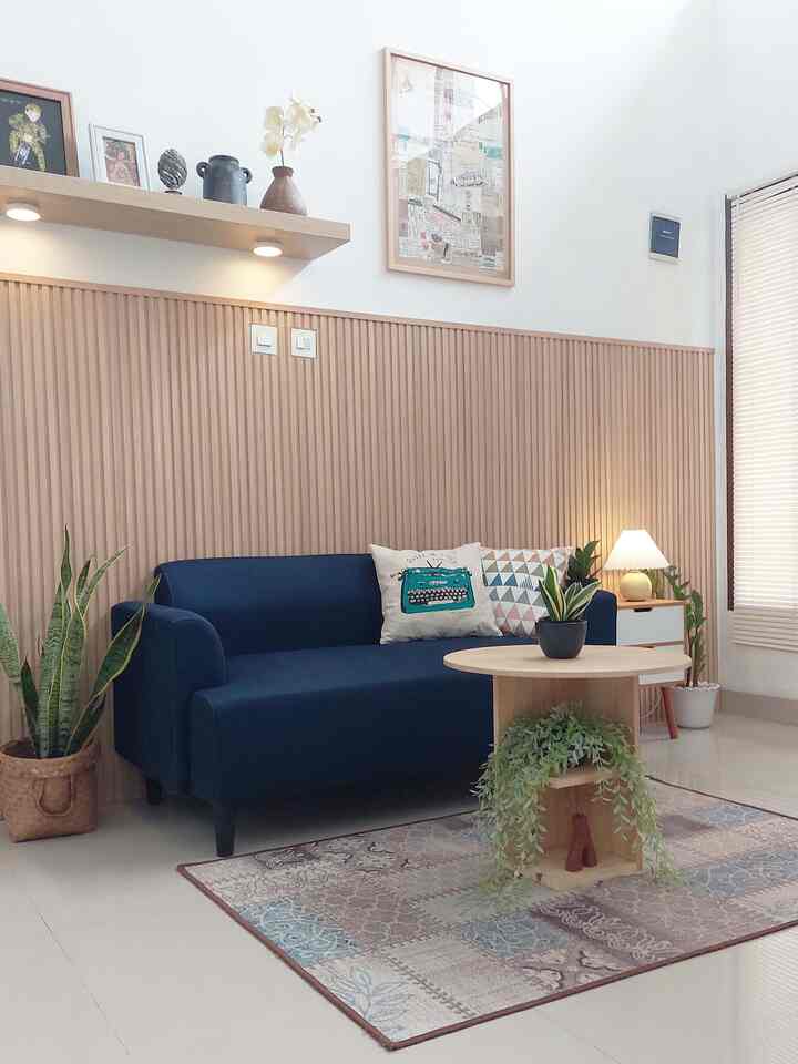 Ruangan di rumahku tidaklah terlalu besar, sehingga perlu bijak dalam memilih furnitur agar rumah tidak terkesan penuh sesak.
Seperti sofa dua dudukan ini yang ukurannya pas dan cukup nyaman. Jika ada tamu yang agak banyak, biasanya aku menambahkan stool atau kursi makan. Jadinya lebih simple, nyaman, dan tetap fungsional.

#sofaminimalis #dekorasiruangtamu
#japandi
#rumahcluster #rumahmungil #livealone #sofakecil