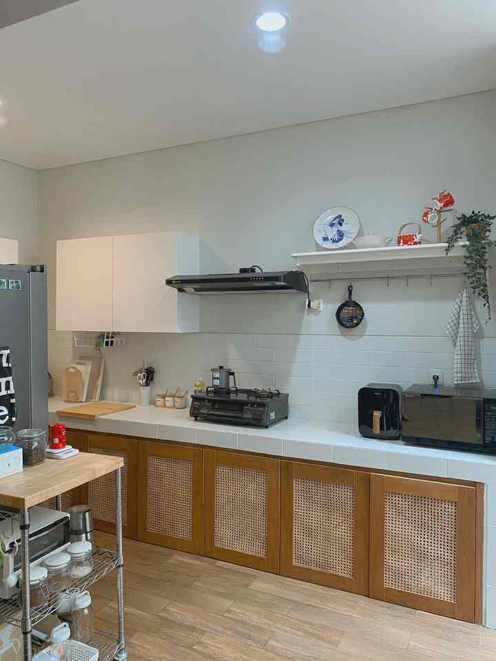 Masih seputar area dapur 🤎👩🏻‍🍳
Selamat datang (kembali) di dapur sederhana kami, kali ini kita mau share perintilan dapur kesayangan yg mungkin bisa menginspirasi teman2 yg sedang dalam proses mengisi dapur juga.

Barang-barang didapur ini tidaklah banyak, semua yang terpajang merupakan barang-barang yang kami pergunakan sehari-harinya.

Agar suasana dapur sejalan dengan tema rumah secara keseluruhan, kami banyak menggunakan peralatan dapur dengan warna hitam ditambah aksen pop-out dari warna-warna yang lebih menyala seperti warna merah ❤️

#inspirasidapur
#dekorasidapur
#retrojapaninspired
