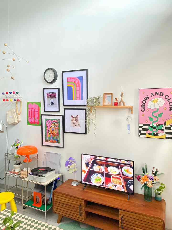 Happy sunday y’all 🍃

Meski baru habis zuhur, kali ini ngabuburin dengan nge-dusting ruang tamu, bersihin piringan hitam, berakhir dengan nonton YouTube ☺️

Beberapa saat gerimis dan langsung menyalakan mood lamp agar suasana ruang tamu tetap hangat ✨

#livingroom #livingroomideas #livingroomstyling #midcenturymodern #depok #petparent #rumahmungil #rumahdeveloper

