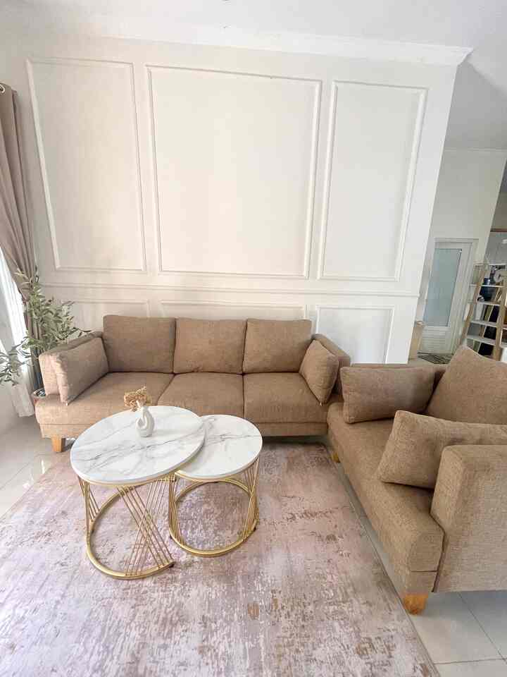 Ruang tamu ini menjadi salah satu ruang favorite dirumah, dengan desain wall moulding yg memberi kesan rumah modern minimalis🫶🏻


#modernminimalis #minimalis #ruangtamu #ruangtamuinspo #desainruangtamu #bogor #ruangtamuminimalis