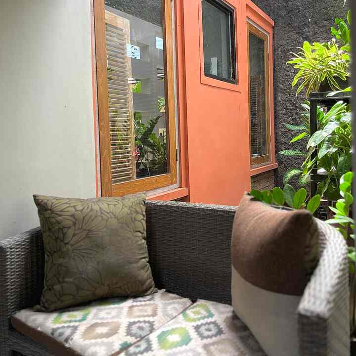Intip sunroom kami yuk tetangga! 
Sunroom adalah suatu tempat yang dimana cahaya matahari menyapa lembut setiap pagi. Di sini, kami juga merasakan ketenangan sambil menikmati momen santai dengan pemandangan luar yang indah. Dengan sentuhan dekorasi yang hangat dan nyaman, sunroom kami menjadi tempat yang sempurna untuk bersantai, membaca buku favorite, atau sekedar menikmati secangkit kopi ☕️📖

Pentingnya sirkulasi udara membuatku ngotot untuk menyisakan segaris akses udara untuk pertukaran udara segar setiap saat. Jika ditanya soal hujan, maka tanamanku akan bahagia dengan curahannya sementara talang penampung air hujan akan menyalurkan sisanya ke saluran pembuangan diluar rumah. 

Hmm… betapa menyegarkan rasanya, merasakan cahaya matahari yang menyinari wajah sambil menemani kita melewati hati dengan semangat yang baru 🌿🌞

#sunroom 
#relaxingspace
#morningsunshine
#indoorretreat
#cozycorner