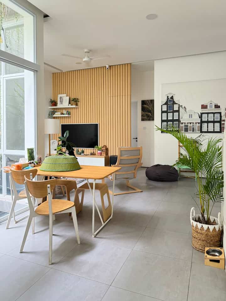 Ruang makan di Rumah Semak ada di satu ruangan open plan dengan dapur dan living room, jadi sambil makan bisa sambil nonton tv, melihat dapur atau melihat taman. Karena berada di tengah-tengah ruangan, maka meja ini sangat berfungsi tidak hanya untuk makan, tapi bisa juga untuk bekerja atau meeting. 

Di rumah kami tidak ada dekorasi khusus ramadan, malah justru sepi dan lebih bersih mejanya di siang hari 😅

Dekorasi favoritku, taplak dengan bentuk dan motif daun pisang. Makan jadi serasa liwetan🥹 semua meja dan kursi dari Ikea, sayangnya mejanya sudah discontinued, kami beli pun sudah lebih dari 5 tahun. 

#StylingRuangMakan #DiningRoomStyling #InspirasiRuangMakan #RumahSemak #scandinavian #tropical


