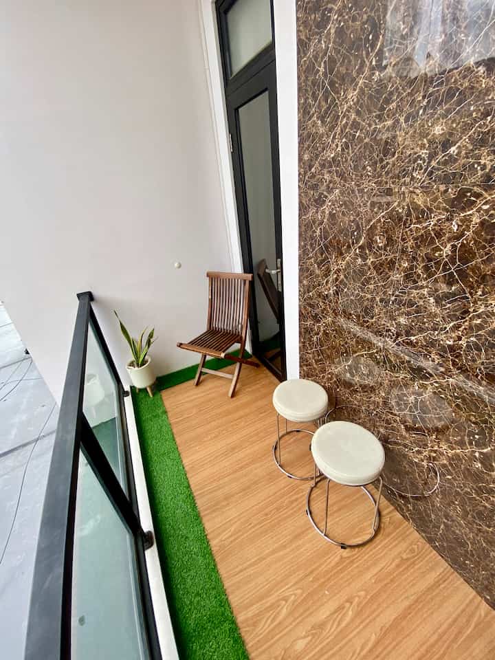 Make over balkon dari sisaan vinyl buat tangga (slide terakhir foto beforenya). Dekorasinya masih cukup minimalis nih tetangga semua. Yuk, kalau ada ide harus ditambah dekorasi apa lagi bisa tolong komen yaa! 🫶
#rumahminimalis #balkon #makeoverbalcony #balkonminimalis #rumahdeveloper #tamanrumah #garden