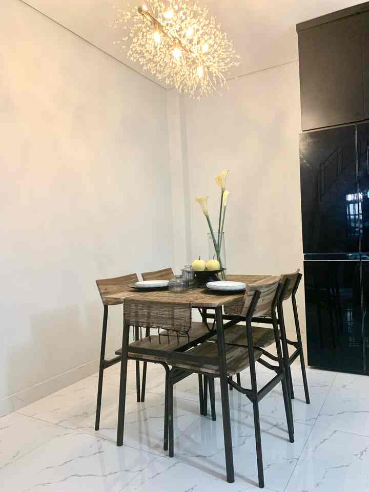 Ruang makan di nasrliving memang minimalis, memanfaatkan meja makan awal menikah tp tetap dimanfaatkan di tata sehingga selaras dengan perabot yg lainnya😁dengan nuansa hitam dan unsur warna kayu 
#StylingRuangMakan
#DiningRoomStyling
#InspirasiRuangMakan
#nasrliving