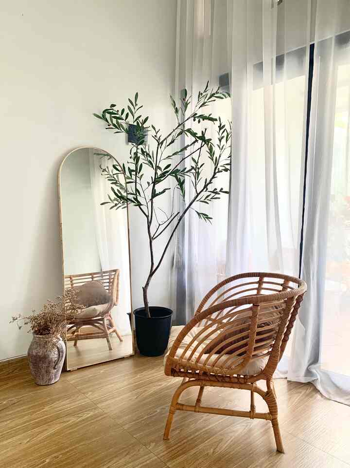 Area santai di lantai 2 nasrliving sekaligus spot untuk ootd😁 dipadukan oleh pohon olive hasil DIY dan standing mirror serta kursi rotan menjadikan suasana yang berbeda dengan interior di lantai 1
#inspirasirumah
#homeinspo
#stylingroom
#sudutbaca
#interiordesign
#nasrliving