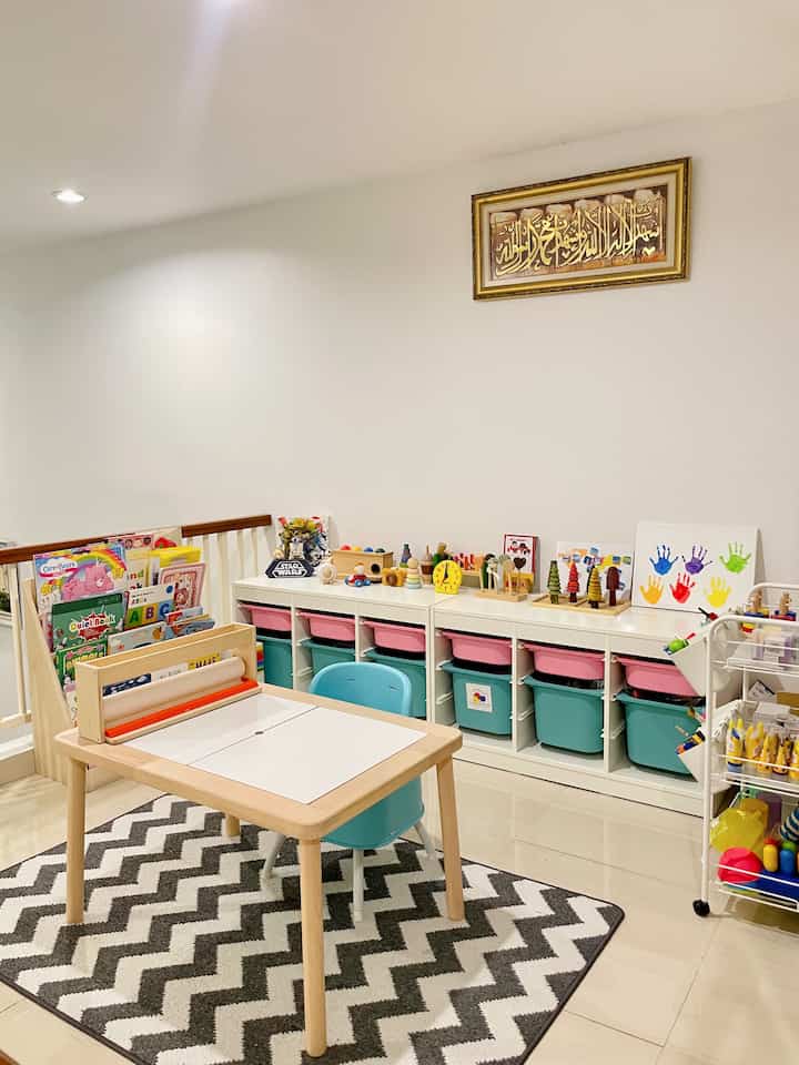 Playroom ✨

Ruang mezzanine yang kami fungsikan untuk area bermain dan belajar anak, ruang ini jadi area yang paling berwarna dirumah kami.

Disini kami memberikan kebebasan anak kami dalam memilih dan menempatkan mainan yang mereka suka.

#playroom
#areabermain
#mezzanine
#playroomidea
#minimalis
#livewithkids
#kidsroom
#inspirasiruangbermain
#ruangbelajar