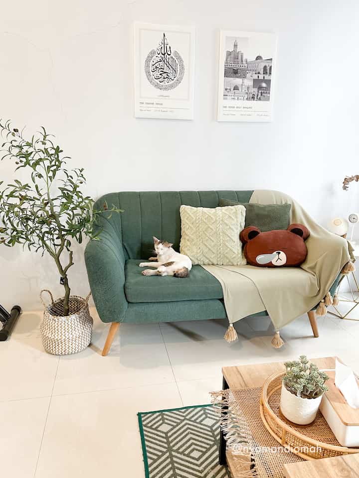 The living room spot is my favorite spot for making videos for content on the @nyamandiomah account

Apart from maximum lighting from the windows which are quite high, cats also often sit relaxed on the sofa so they can also be video models 😸 Nyaw!

Some people also say that this green chair from Dekoruma is the hallmark of the @nyamandiomah account

Hope it inspires, Nyaw!

#comfortable home #livingroom #livingroominspo #livingroomdecor #ruangtamuminimalis #dekoruma #greendecor #catlovers