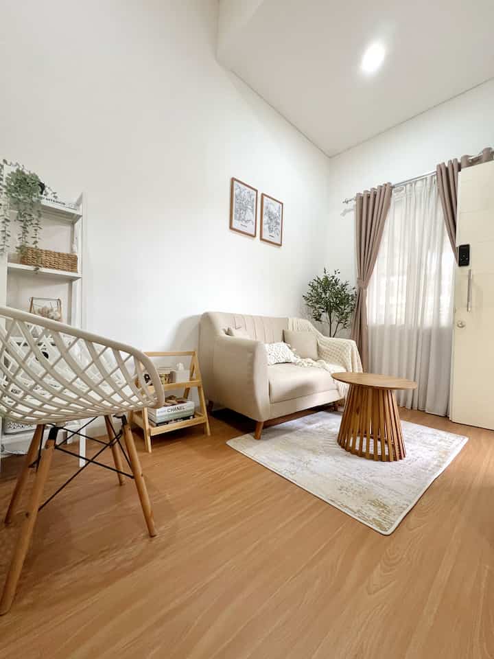 Small living room 4 sqm

Untuk mendapatkan area kecil ini kami memutuskan membobok dinding pembatas ke carpot dan menjadikannya ruang tamu mungil.. pintu masuk dipindahkan ke pinggir agar lebih privacy..

Slide 3-4 foto saat ruang tamu masih polos, blm ganti sofa, minus karpet, minus olive tree, minus walldecor..Menambahkan dekorasi di ruangan bisa merubah vibes dan membuat ruangannya inviting




#japandi #earthtones #neutralhome #livingroom #homedecor #livingroominspiration #rumah