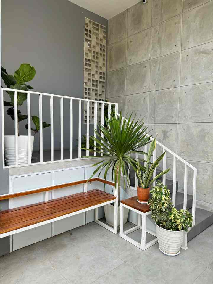 ブッシュハウスの入り口

セマックハウスはアッパーハウスハウススタイル、つまり基礎レベルがテラスや通りよりも高い家を採用しています。いや、外国人のふりをしているわけではないのですが、我が家は浸水しやすい地域にあるので、わざと1階を1メートル以上かさ上げしました。

このテラス、ベンチの後ろに白い扉をつけて倉庫として利用させていただきました。ここの玄関の装飾は、ほとんどがテラコッタの鉢に入った生きた植物だけです。マットグレーの床と壁は露出セメントで仕上げられています。

#入口 #entracedecor #stairs #rumahsemak #industrial #modern #natural #tropical