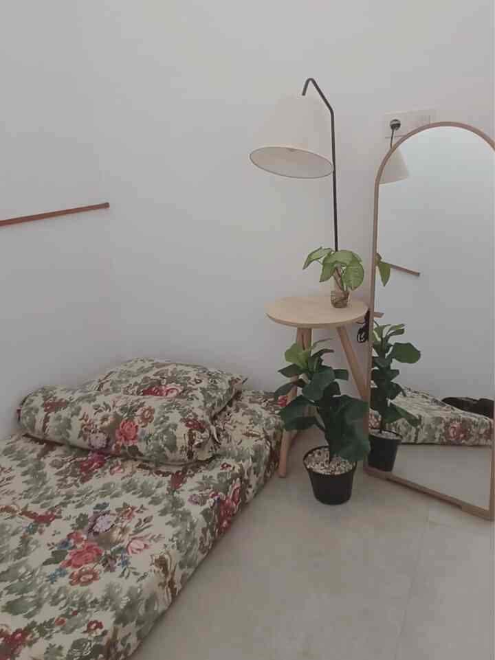 kamar simple supaya adem dikasih tumbuhan #simplebedroom #stylingkamartidur #idekamartidur #rumahminimalis #rumahmungil #kamarmungil #bedroomidea