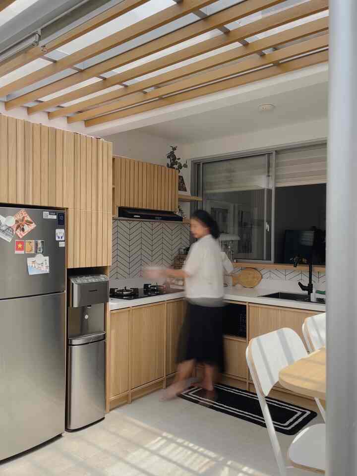 Kali ini mau bahas atap transparan di area dapur. Jadi pada mulanya dapur bawaan developer hanya dapur segaris dengan atap dak deton.
Karena dirasa tidak cukup untuk mewadahi aktivitas kami di dapur, akhirnya dapur diperluas dan diberi atap kanopi tambahan dengan material baja hollow dan penutup atap solarflat.
Kami menggunakan solarflat sebagai pengganti kaca karena lebih ekonomis dengan fungsi yang sama.
Bagian bawah penutup atap ditambahkan kisi kisi dari material conwood (concrete wood), tujuannya supaya ada permainan bayangan kisi-kisi yang terpantul di area dapur dan mempercantik ruangan dengan pencahayaan alami.

#KitchenIdeas #KitchenDesign #KitchenInspo #DapurMinimalis #Scandinavian #rumahcluster #dapurkecil 
